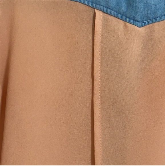 In Style Button Down Chambray Blue & Sheer Peach Size Small - Picture 4 of 6